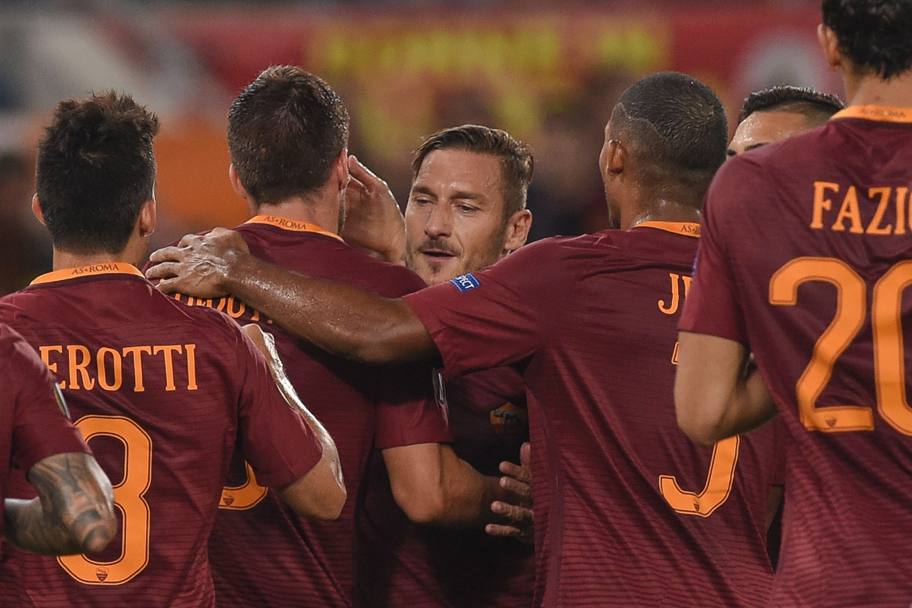 L&#39;abbraccio dei compagni a Francesco Totti. Afp